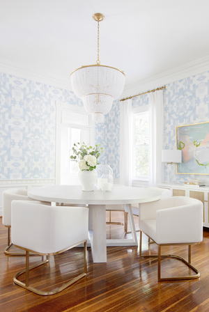 blue white dining room 2019, white round dining table, white dining chairs, wallpaper dining room, wallpaper in dining room, dining room wallpaper blue and white